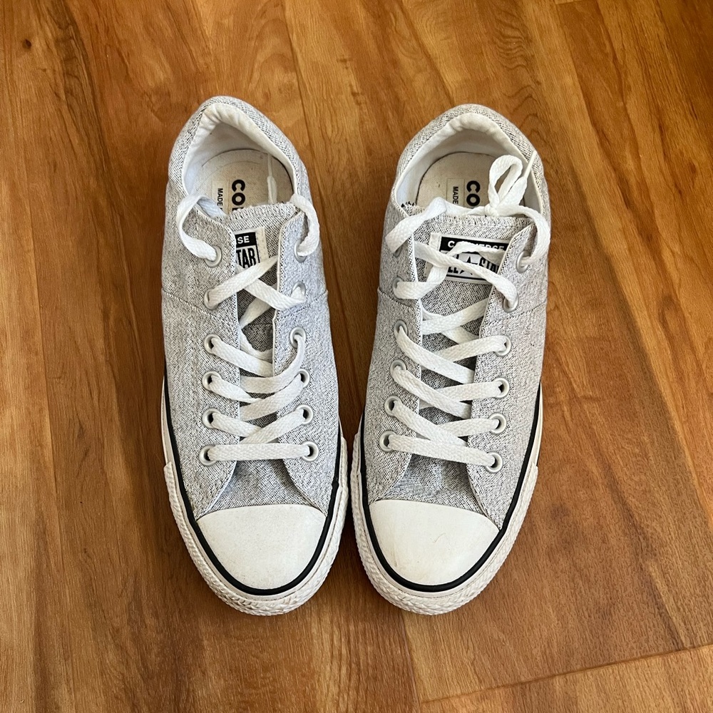 Light gray converse, lightly worn, women’s size 9